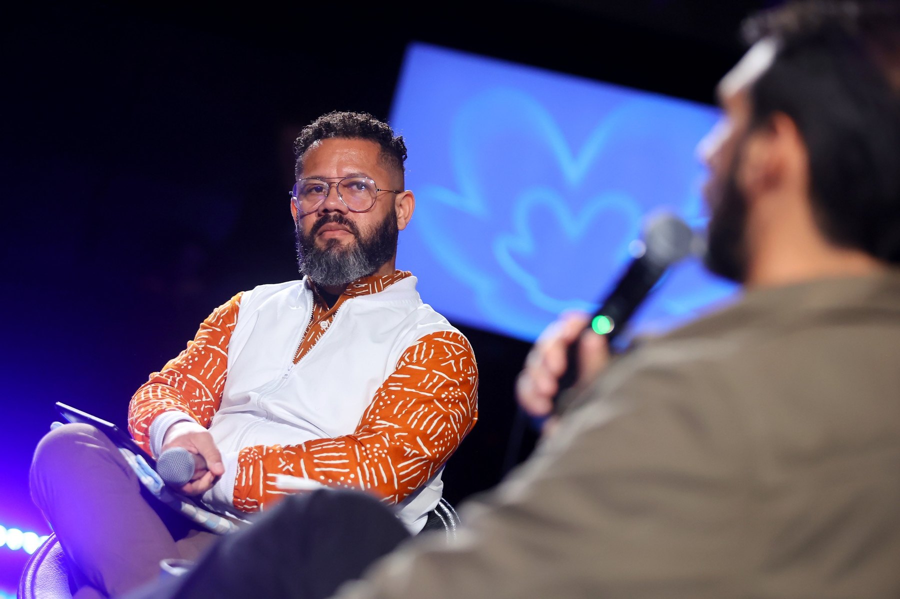 Zé Ricardo Ferreira em fala pública, com microfone, durante evento