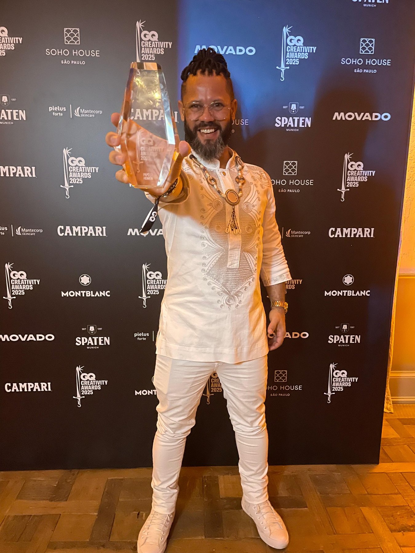 Zé Ricardo Ferreira segurando prêmio em evento cultural