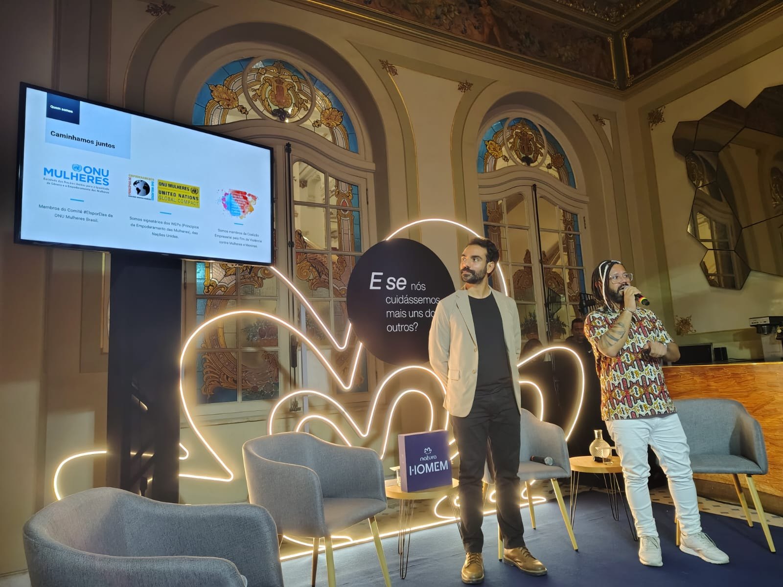 Zé Ricardo Ferreira no palco em evento no Teatro Municipal de São Paulo